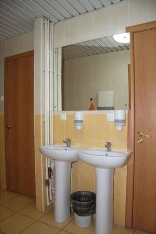 Гостиница Италмас Отель Ижевск Трехместный номер эконом-класса с общей ванной комнатой на этаже-3