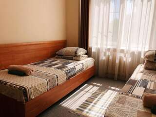 Гостиница Италмас Отель Ижевск Двухместный номер эконом-класса с 2 отдельными кроватями и общей ванной комнатой на этаже-1