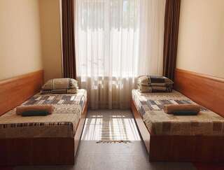 Гостиница Италмас Отель Ижевск Двухместный номер эконом-класса с 2 отдельными кроватями и общей ванной комнатой на этаже-2
