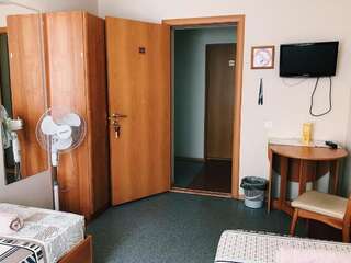 Гостиница Италмас Отель Ижевск Двухместный номер эконом-класса с 2 отдельными кроватями и общей ванной комнатой на этаже-4
