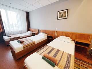 Гостиница Италмас Ижевск Номер эконом с 3 односпальными кроватями (удобства на этаже)-4