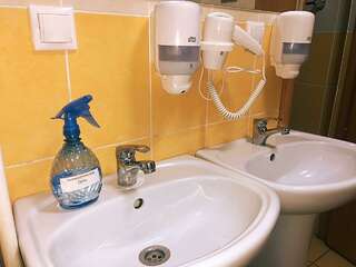 Гостиница Италмас Ижевск 3-местный номер эконом семейный (удобства на этаже)-5