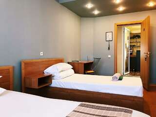 Гостиница Италмас Ижевск 3-местный номер эконом семейный (удобства на этаже)-1